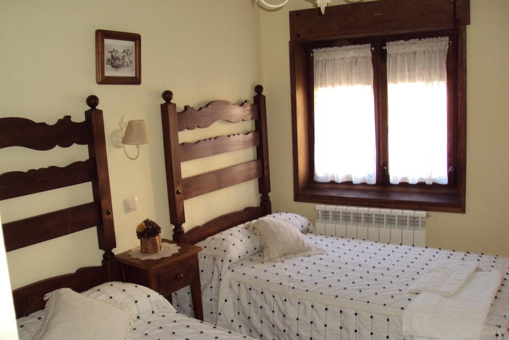 Artesano I Y III Guest House นาวาร์เรดอนดา เด เกรโดส ห้อง รูปภาพ